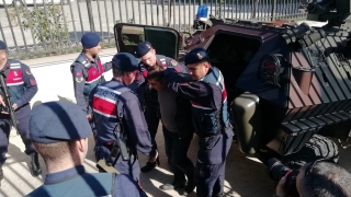Antalya’da 3 kişiyi öldürüp 1 kişiyi ağır yaralayan şüpheli adliyeye sevk edildi