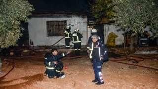 Antalya’da atık malzemelerin depolandığı gecekonduda çıkan yangın söndürüldü