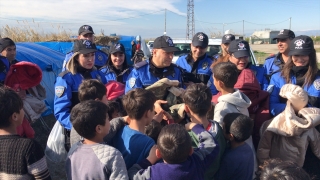 Adana’da polis eşlerinden çocuklara ayakkabı ve mont yardımı