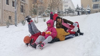 Gaziantep’te kar yağışının ardından çocuklar leğenlerle ”kayak” yaptı