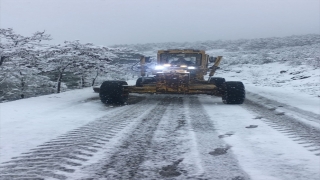 İslahiye ilçesinde kar küreme çalışmaları sürüyor