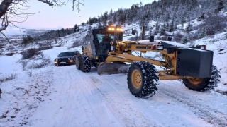 Mersin’de kar nedeniyle araçlarında mahsur kalanlara iş makinesiyle ulaşıldı