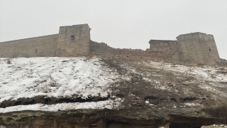 Depremde tarihi Gaziantep Kalesi de hasar gördü