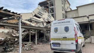 İskenderun Devlet Hastanesinin depremde çöken bölümünde arama kurtarma çalışması sürüyor
