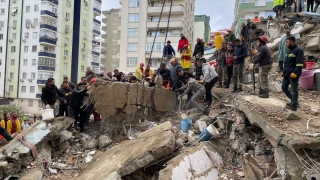 Adana’da yıkılan apartmanlarda arama kurtarma çalışmaları sürüyor