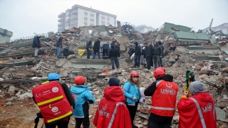Kahramanmaraş’ta bir apartmanın enkazından anne ve kızı kurtarıldı