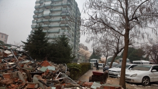 Kahramanmaraş’ta artçı depremde binanın çökme anı görüntülendi