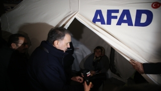 AK Parti Sözcüsü Çelik Adana’da AFAD çadırındaki depremzedelerle görüşüp açıklamalarda bulundu: