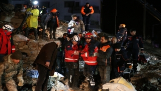 Osmaniye’de depremde yıkılan bir binanın enkazından 26 saat sonra bir kişi kurtarıldı