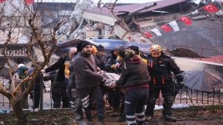 Kahramanmaraş’ta yıkılan binanın enkazından 27 saat sonra 1 kişi kurtarıldı 