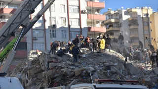 Adana’da yıkılan apartmanlarda arama kurtarma çalışmaları sürüyor