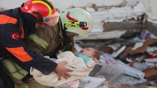 Hatay’da anne ve bebeği depremden 29 saat sonra enkazdan sağ çıkarıldı