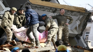Hatay’da depremden 30 saat sonra bina enkazlarından 2 kadın sağ çıkarıldı
