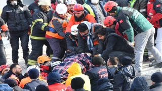 Gaziantep’te yıkılan binanın enkazından yaklaşık 34 saat sonra bir kadın yaralı kurtarıldı