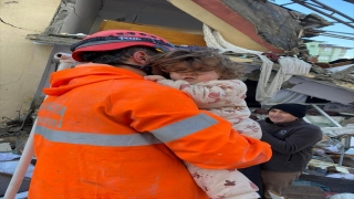 Hatay’da itfaiye ekipleri 1 yaşındaki bebeği enkazdan kurtardı