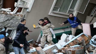 Hatay’da devrilen binadan 8 kişiyi komandolar sağ çıkardı