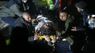 Hatay’da enkaz altında kalan Mesude öğretmen 49 saat sonra kurtarıldı
