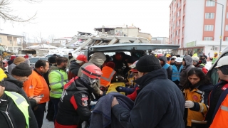 Elbistan’da bir kadın enkazdan 55 saat sonra kurtarıldı