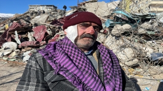 Depremde aracın üzerine düşerek kurtulan kişi enkaz başında ailesinden haber bekliyor