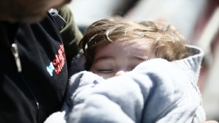 İsviçre’den gelen yardım gönüllüsü Hatay’da 3 yaşındaki depremzede çocuğu sakinleştirdi