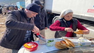 Gönüllü çift, Gaziantep’te deprem mağdurlarına ikramda bulundu