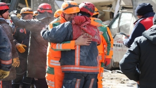 Kahramanmaraş’ta depremden 60 saat sonra bir kişi enkazdan kurtarıldı