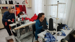 Kozanlı kadınlar, depremzedeler için giysi üretiyor