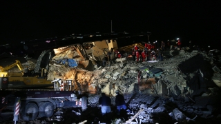 İskenderun Devlet Hastanesi’nin ek binasında arama kurtarma ekipleri çalışıyor