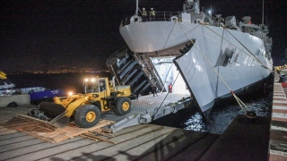 İş makinesi ve yardım malzemesi taşıyan TCG Bayraktar gemisi İskenderun’a ulaştı