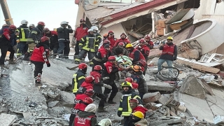Gaziantep’te 3 kişi depremden 76 saat sonra enkazdan kurtarıldı
