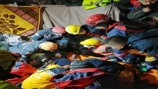 Adana’da yıkılan apartmanın enkazındaki kadın depremden 75 saat sonra kurtarıldı
