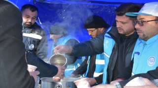 TDV, Hatay’daki depremzedelere günde üç öğün sıcak yemek veriyor