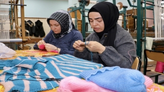 Trabzon’da deprem bölgesine gönderilmek üzere örgü bebek, atkı, bere ve bot üretiliyor