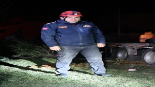 Enkazdan çıkardığı depremzedeye botunu veren itfaiyeci AA’ya konuştu: