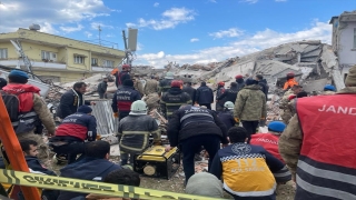 Osmaniye’de depremde hasar gören 2 katlı bina çöktü