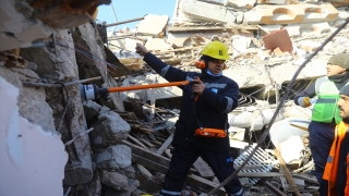 Hatay’da depremin 108. saatinde anne ve üç çocuğu sağ çıkarıldı