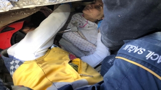 Hatay’da depremden 108 saat sonra bir kadın enkazdan sağ çıkarıldı