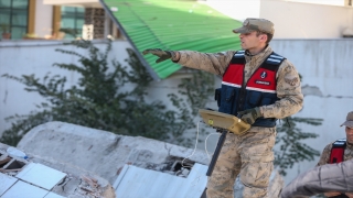 Enkaz altındakiler jandarmanın yer altı görüntüleme cihazıyla tespit ediliyor