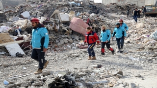 UMKE ekipleri enkazda yaralı bulunan canlara hayat oluyor