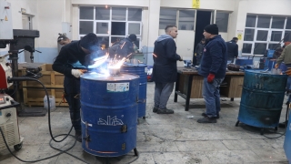 Burdur’da meslek liseliler varilleri depremzedeler için sobaya dönüştürdü