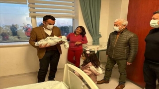 Finike Kaymakamı Çelik, depremzede bebeği ziyaret etti 