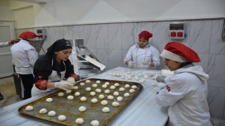 Adana’da depremi yaşayan öğretmen ve öğrenciler, afet bölgesi için ekmek üretiyor 