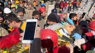 Nurdağı’nda depremin 132. saatinde bir kadın enkazdan kurtarıldı