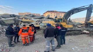 Karamanlı Belediyesi deprem bölgesinde çalışmalara destek oluyor 