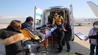 Cumhurbaşkanlığına ait 2 uçak deprem bölgesindeki 7 yaralıyı Ankara’ya götürdü