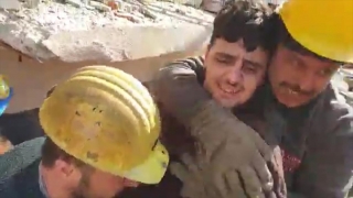 Hatay’da enkaz altında kalan 15 yaşındaki engelli çocuk 132 saat sonra kurtarıldı