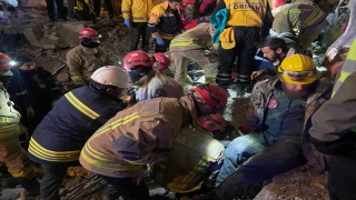 İskenderun’da depremin 138. saatinde bir kişi enkazdan sağ çıkarıldı