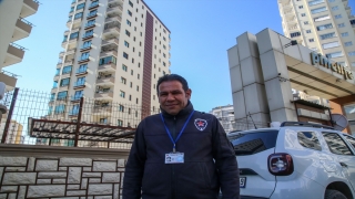 Adana’da sitenin güvenlik görevlisi, deprem anında sırtladığı yaşlı kadını 9. kattan aşağıya indirdi