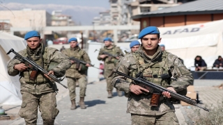 Mehmetçik, deprem bölgesindeki emniyet ve asayiş için devriye faaliyetini sürdürüyor