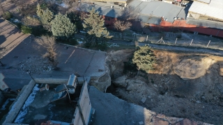 Gaziantep’te depremin etkisiyle dev çukur oluştu 